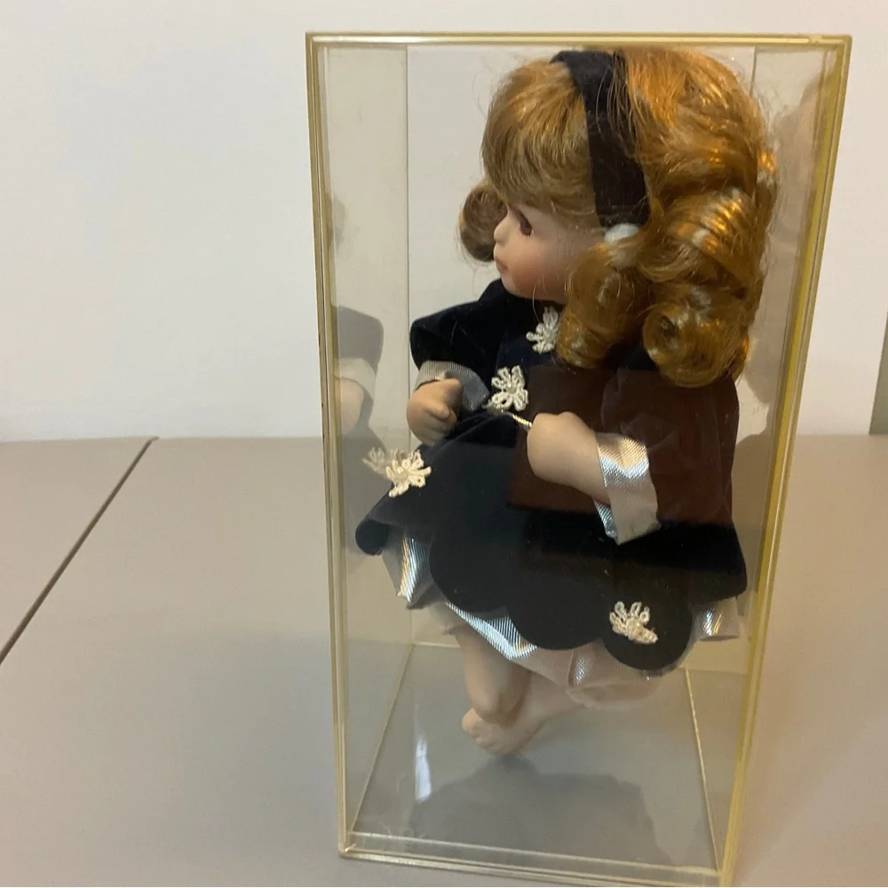 Camella  Garden Collectible  Porcelain‎ Doll  1997